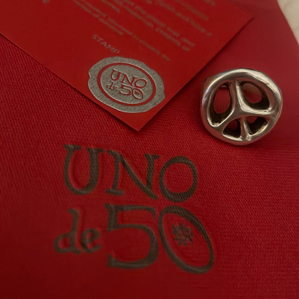 Uno de 50 Peace Sign Ring